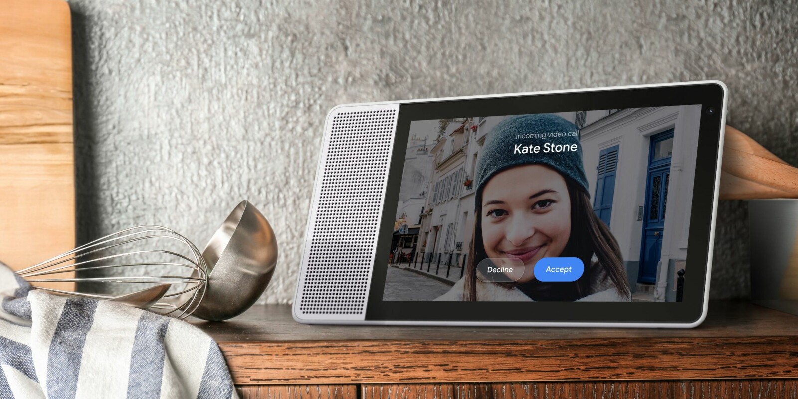 <b>ENKEL VIDEOSAMTALE: </b>Det er superenkelt å ringe med Google Smart Display, men likevel vi føler oss litt som han med den første telefaksen. <b>ENKEL VIDEOSAMTALE: </b>Det er superenkelt å ringe med Google Smart Display, men likevel vi føler oss litt som han med den første telefaksen.