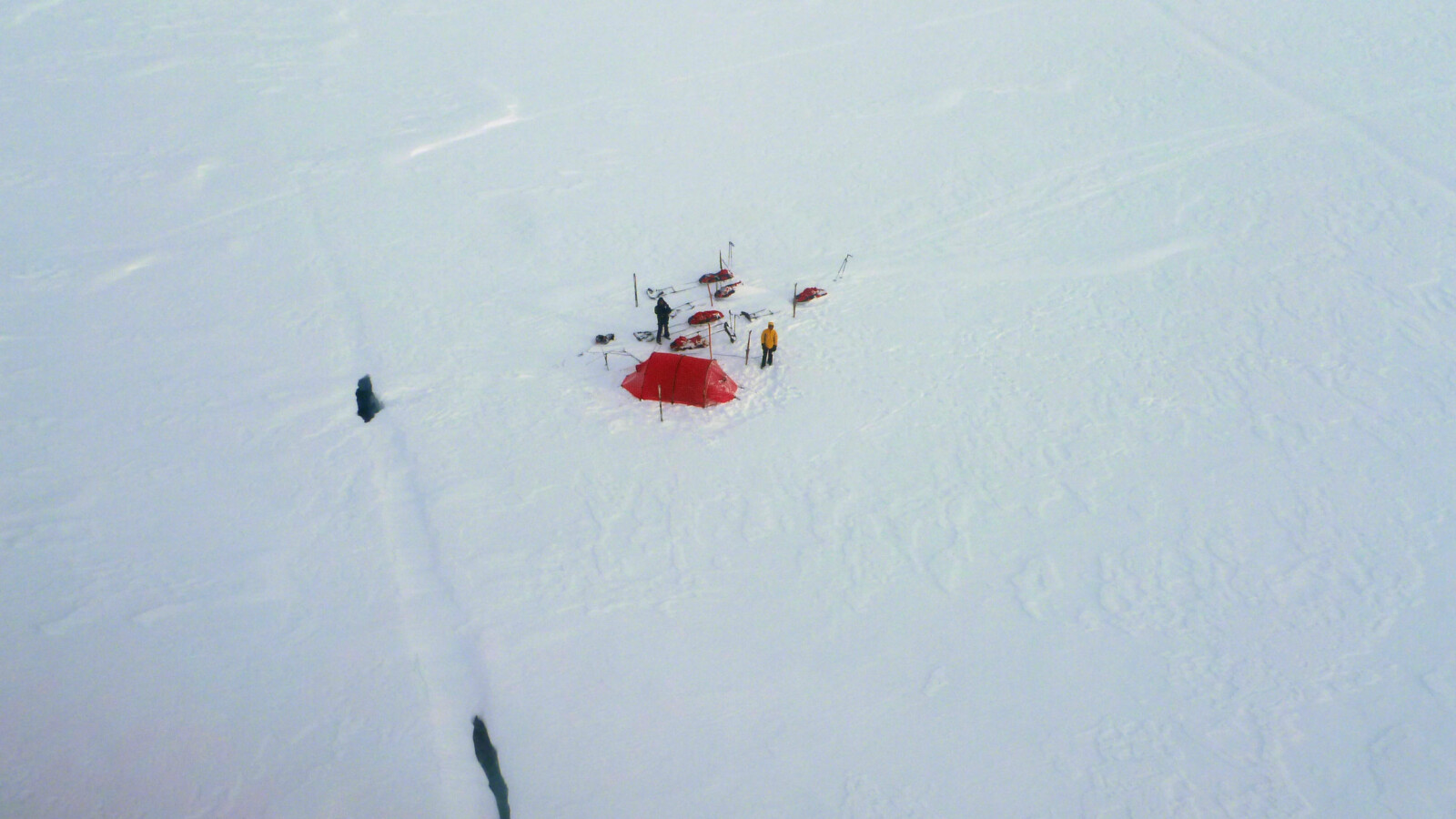 <b>BUNNLØS SPREKK:</b> Her, i det øverste hullet, falt Svalbard-guiden Brent D’Hooge mens skituristene sto lamslåtte igjen på overflaten. Bildet er tatt fra redningshelikopteret seks timer senere. <b>BUNNLØS SPREKK:</b> Her, i det øverste hullet, falt Svalbard-guiden Brent D’Hooge mens skituristene sto lamslåtte igjen på overflaten. Bildet er tatt fra redningshelikopteret seks timer senere.