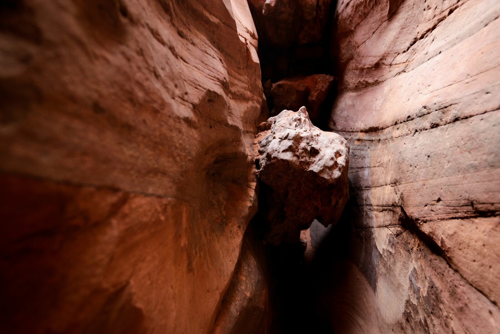 <b>FASTLÅST:</b> Til denne steinen satt Aron Ralston (innfelt) fastlåst i 127 timer. <b>FASTLÅST:</b> Til denne steinen satt Aron Ralston (innfelt) fastlåst i 127 timer.
