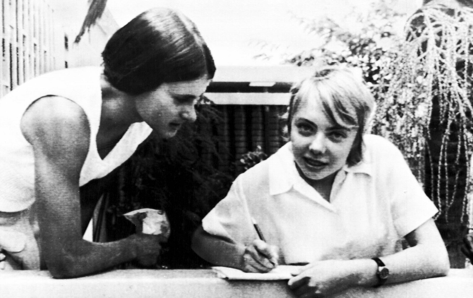 <b>ALENE I JUNGELEN:</b> Juliane Koepcke (til høyre) overlevde både flystyrt og jungelen. <b>ALENE I JUNGELEN:</b> Juliane Koepcke (til høyre) overlevde både flystyrt og jungelen.