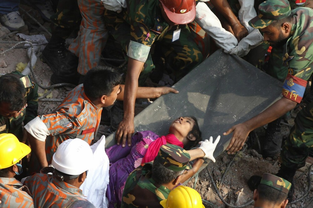 <b>17 DAGER:</b> Reshma Begum reddes ut av ruinene til Rana Plaza. <b>17 DAGER:</b> Reshma Begum reddes ut av ruinene til Rana Plaza.