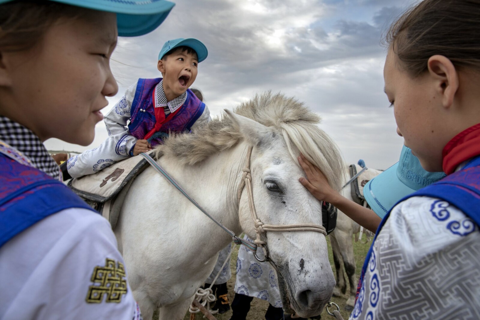 <b>DEBUT PÅ HEST:</b> Flere skoleklasser lærer om sine mongolske forfedres gamle tradisjoner. Og selv om disse barna er av mongolsk herkomst – et folk som er kjent for å lære å ri før de kan gå – er dette første gang de sitter på en hest. <b>DEBUT PÅ HEST:</b> Flere skoleklasser lærer om sine mongolske forfedres gamle tradisjoner. Og selv om disse barna er av mongolsk herkomst – et folk som er kjent for å lære å ri før de kan gå – er dette første gang de sitter på en hest.