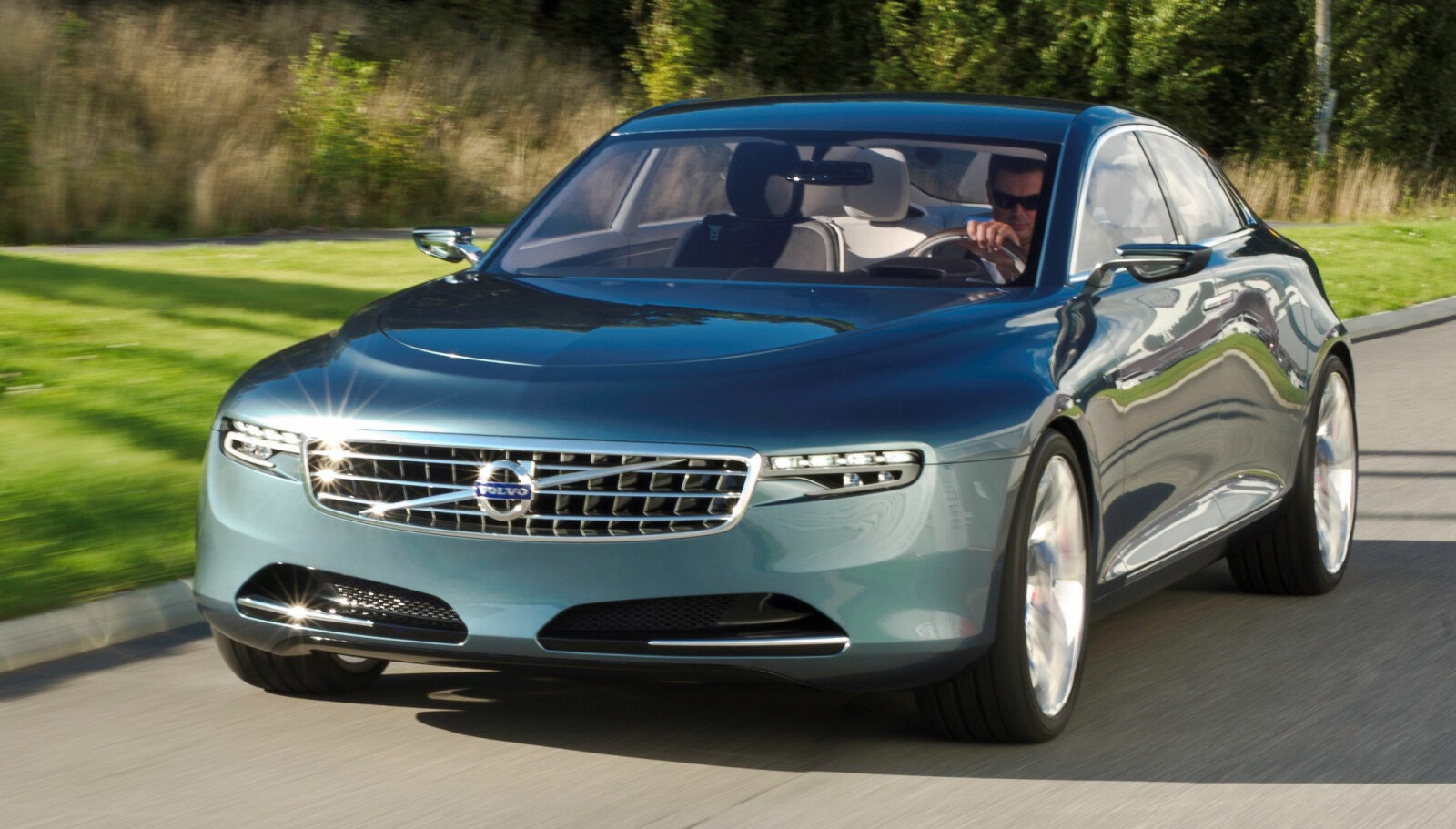<b>LUKSUS:</b> Volvo Concept You fra 2011 var en luksuriøs og påkostet modell som skulle konkurrere med Mercedes S-klasse og BMW 7-serie. <b>LUKSUS:</b> Volvo Concept You fra 2011 var en luksuriøs og påkostet modell som skulle konkurrere med Mercedes S-klasse og BMW 7-serie.