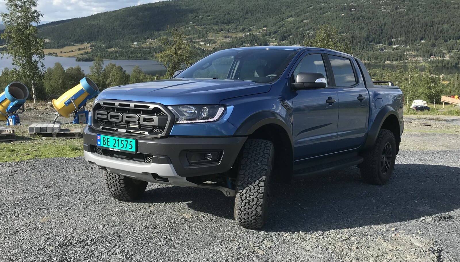 <b>FRA STOREBROR:</b> Dersom du synes den ligner på F-150 Raptor, så er det ingen feil observasjon. Den voldsomme grillen er inspirert av storebrors, og den rammemonterte støtfangeren kommer med nye LED-tåkelys. <b>FRA STOREBROR:</b> Dersom du synes den ligner på F-150 Raptor, så er det ingen feil observasjon. Den voldsomme grillen er inspirert av storebrors, og den rammemonterte støtfangeren kommer med nye LED-tåkelys.