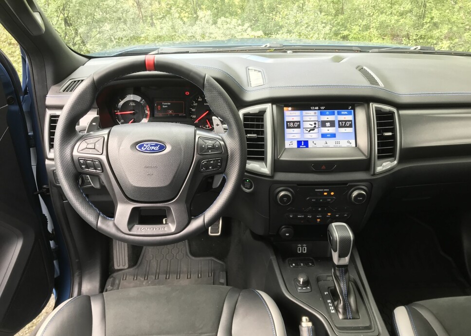 <b>KJØREFOKUSERT:</b> Ford Performance-DNA i interiøret. De forsterkede setene er spesialdesignet og har ekstra god og fast polstring og ruskinnstoff. Girhendlene bak rattet er i magnesium. <b>KJØREFOKUSERT:</b> Ford Performance-DNA i interiøret. De forsterkede setene er spesialdesignet og har ekstra god og fast polstring og ruskinnstoff. Girhendlene bak rattet er i magnesium.