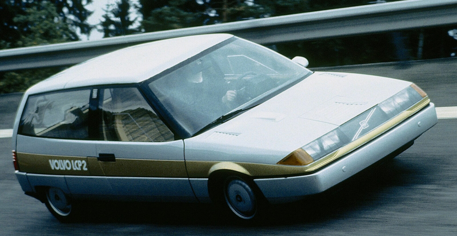 <b><SPAN CLASS=BOLD><STRONG>LETTVEKTER:</b></strong> </span>Volvo Light Component Project 2000 resulterte i en bil som lå langt forut sin tid. Den veide bare 700 kilo og var en ladbar hybrid. <b><SPAN CLASS=BOLD><STRONG>LETTVEKTER:</b></strong> </span>Volvo Light Component Project 2000 resulterte i en bil som lå langt forut sin tid. Den veide bare 700 kilo og var en ladbar hybrid.
