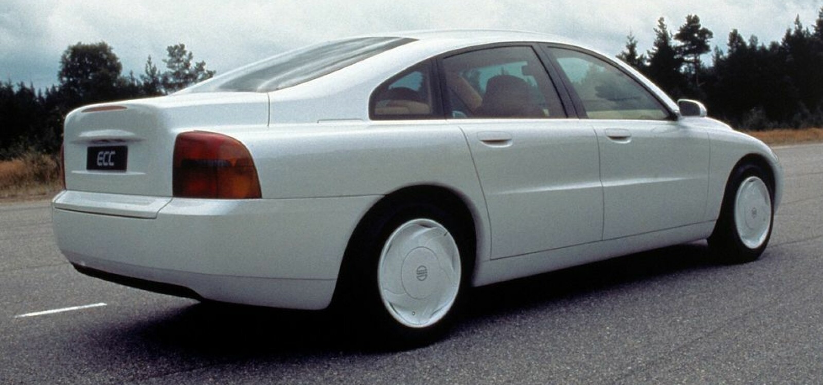 <b><SPAN CLASS=BOLD><STRONG>MILJØBIL:</b></strong></span> Men, er det ikke en S80? Nei, jo, vet ikke. Volvo Enviromental Concept Car fra 1992 var hvert fall en god forsmak på Volvo S80, som først ble vist frem i 1998. Seks år etter at Volvo ECC debuterte. <b><SPAN CLASS=BOLD><STRONG>MILJØBIL:</b></strong></span> Men, er det ikke en S80? Nei, jo, vet ikke. Volvo Enviromental Concept Car fra 1992 var hvert fall en god forsmak på Volvo S80, som først ble vist frem i 1998. Seks år etter at Volvo ECC debuterte.