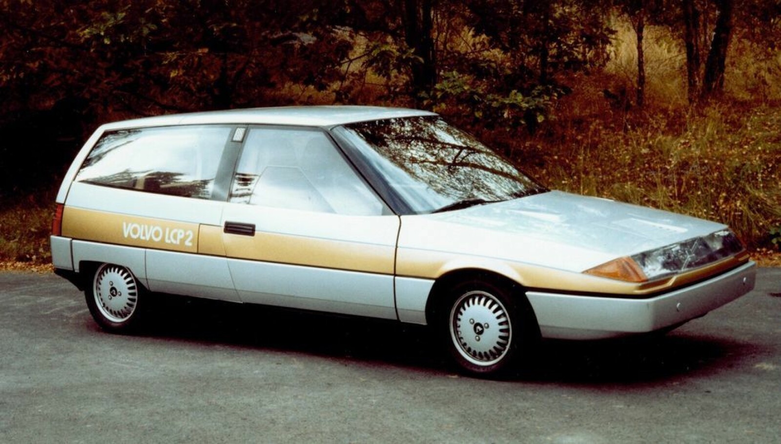 <b><SPAN CLASS=BOLD><STRONG>LETTVEKTER:</b></strong></span> Volvo Light Component Project 2000 resulterte i en bil som lå langt forut sin tid. Den veide bare 700 kilo og var en ladbar hybrid. <b><SPAN CLASS=BOLD><STRONG>LETTVEKTER:</b></strong></span> Volvo Light Component Project 2000 resulterte i en bil som lå langt forut sin tid. Den veide bare 700 kilo og var en ladbar hybrid.