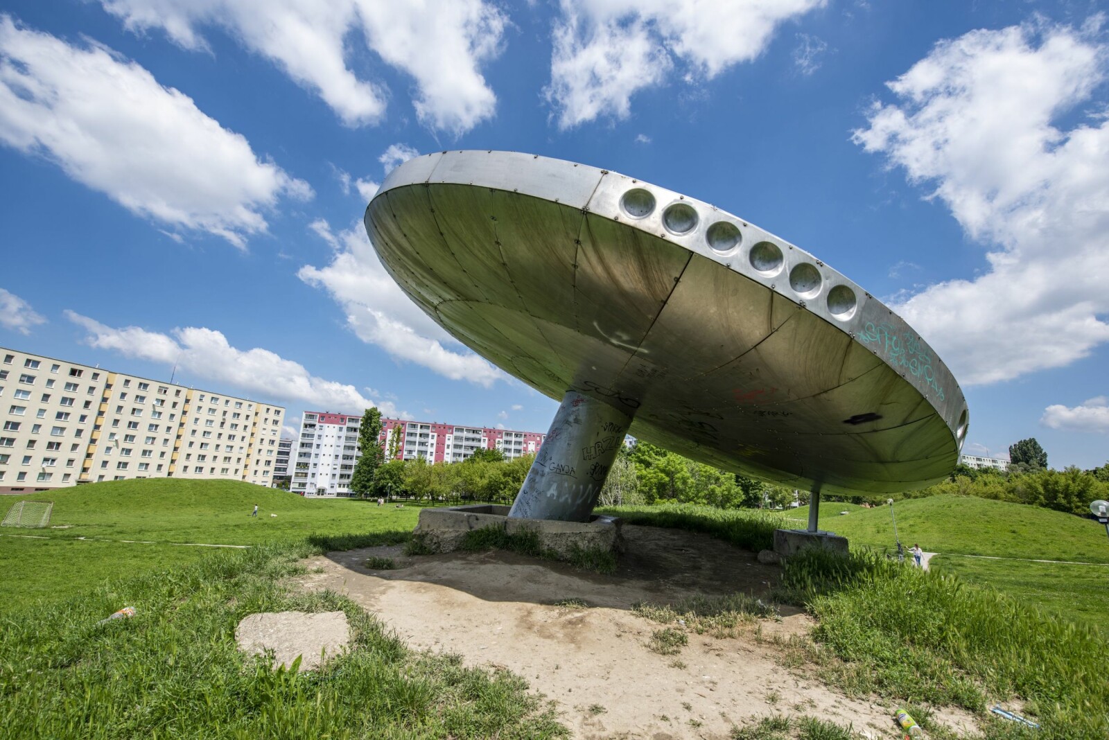 <b>SOSIALISTISK REALISME:</b> Overraskende å se en UFO i nabolaget Medzijarky på østkanten av Bratislava. Den ble bygget på midten av 1970-tallet da landet var en del av Sovjetunionen og arkitekturen representerer monumental realisme. <b>SOSIALISTISK REALISME:</b> Overraskende å se en UFO i nabolaget Medzijarky på østkanten av Bratislava. Den ble bygget på midten av 1970-tallet da landet var en del av Sovjetunionen og arkitekturen representerer monumental realisme.