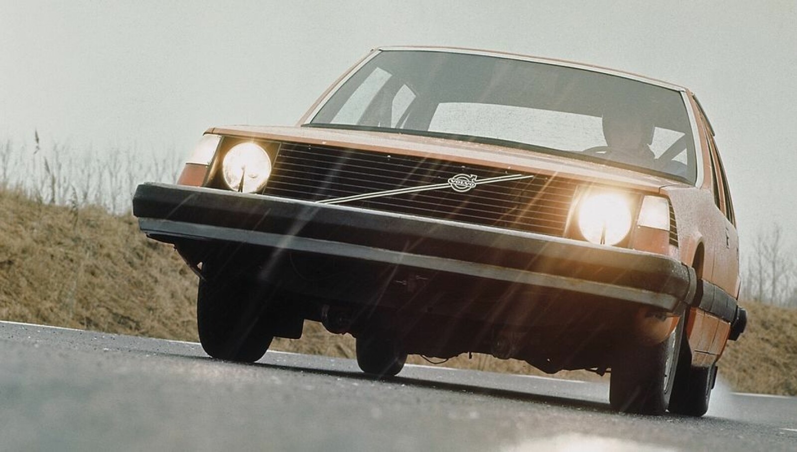 <span class=bold><strong>VOLVO EXPERIMENTAL SAFETY CAR:</strong></span> Det er ikke vanskelig å se at dette var forløperen til Volvo 240 (1975). <span class=bold><strong>VOLVO EXPERIMENTAL SAFETY CAR:</strong></span> Det er ikke vanskelig å se at dette var forløperen til Volvo 240 (1975).