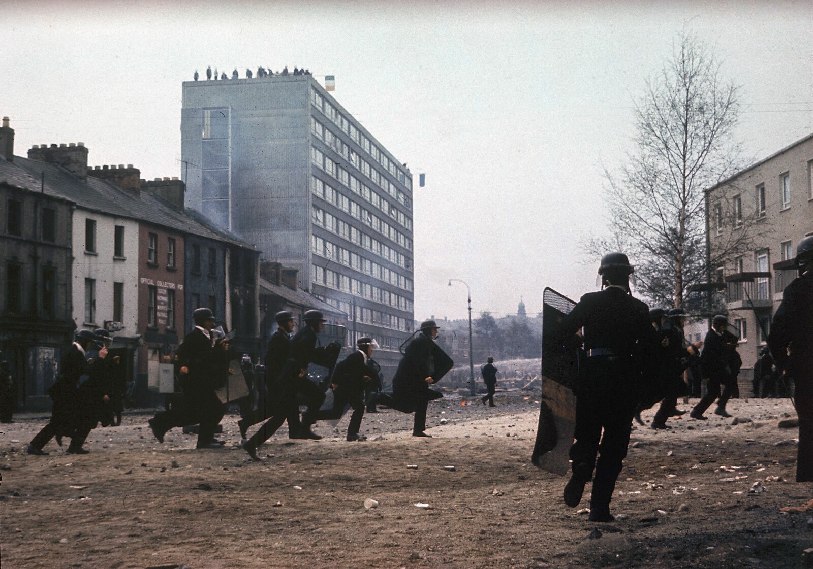 <b><SPAN CLASS=BOLD><STRONG>SLAGET OM BOGSIDE:</b></strong> </span>Da protestantene marsjerte provoserende nær den katolske bydelen Bogside, endte det i blodige gatekamper. På bildet har opprørere tatt stilling på toppen av taket til Rossville flats som lenge var Derrys mest kjente landemerker. <b><SPAN CLASS=BOLD><STRONG>SLAGET OM BOGSIDE:</b></strong> </span>Da protestantene marsjerte provoserende nær den katolske bydelen Bogside, endte det i blodige gatekamper. På bildet har opprørere tatt stilling på toppen av taket til Rossville flats som lenge var Derrys mest kjente landemerker.