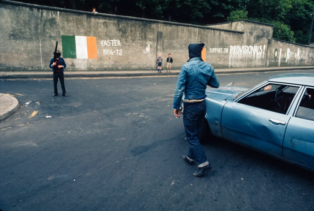 <b><SPAN CLASS=BOLD><STRONG>NO GO-SONE:</b></strong></span> Maskerte medlemmer av Provisional Irish Republican Army holder vakt ved en checkpoint på grensen til Bogside. IRA gjorde at Bogside ble en no go-sone for lokalt politi og britiske soldater. <b><SPAN CLASS=BOLD><STRONG>NO GO-SONE:</b></strong></span> Maskerte medlemmer av Provisional Irish Republican Army holder vakt ved en checkpoint på grensen til Bogside. IRA gjorde at Bogside ble en no go-sone for lokalt politi og britiske soldater.