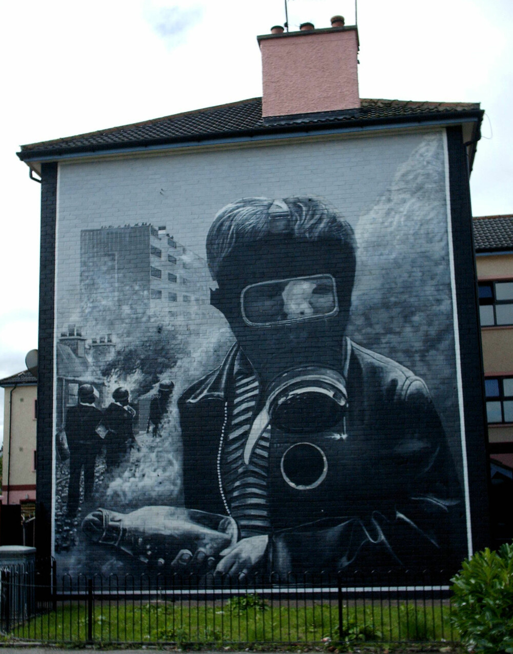 <b><SPAN CLASS=BOLD><STRONG>LANDEMERKE:</b></strong> </span>Gutten med gassmaske og en molotov-cocktail i hånden er det kanskje mest kjente vegg-maleriet i Bogside. Bak ham, Rossville-<br/>blokken. <b><SPAN CLASS=BOLD><STRONG>LANDEMERKE:</b></strong> </span>Gutten med gassmaske og en molotov-cocktail i hånden er det kanskje mest kjente vegg-maleriet i Bogside. Bak ham, Rossville-<br/>blokken.