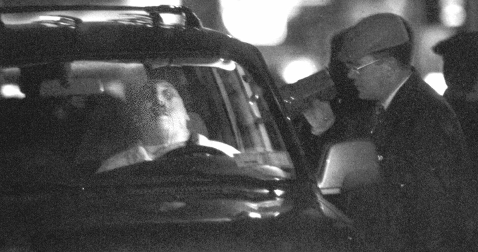 <b>KRIG I COLOMBO-FAMILIEN:</b> Tidig på 90-tallet brøt det ut fraksjonskrig i Colombo-familien da Vittorio Orena utfordret makten til den fengslede gudfaren Carmine Persico. Nicholas Nicky Black Grancio satset på Orena. Det ble hans bane. I januar 1992 ble han skutt og drept i sin Toyota Land Cruiser utenfor klubben han pleide å frekventere. Han ble drept av Scarpas gjeng som var lojale mot Persico. Scarpa var svekket av sykdom, men drapsinstinktet var inntakt. Scarpa skjøt Grancio flere ganger i hodet for å forvisse seg om at han var død. <b>KRIG I COLOMBO-FAMILIEN:</b> Tidig på 90-tallet brøt det ut fraksjonskrig i Colombo-familien da Vittorio Orena utfordret makten til den fengslede gudfaren Carmine Persico. Nicholas Nicky Black Grancio satset på Orena. Det ble hans bane. I januar 1992 ble han skutt og drept i sin Toyota Land Cruiser utenfor klubben han pleide å frekventere. Han ble drept av Scarpas gjeng som var lojale mot Persico. Scarpa var svekket av sykdom, men drapsinstinktet var inntakt. Scarpa skjøt Grancio flere ganger i hodet for å forvisse seg om at han var død.