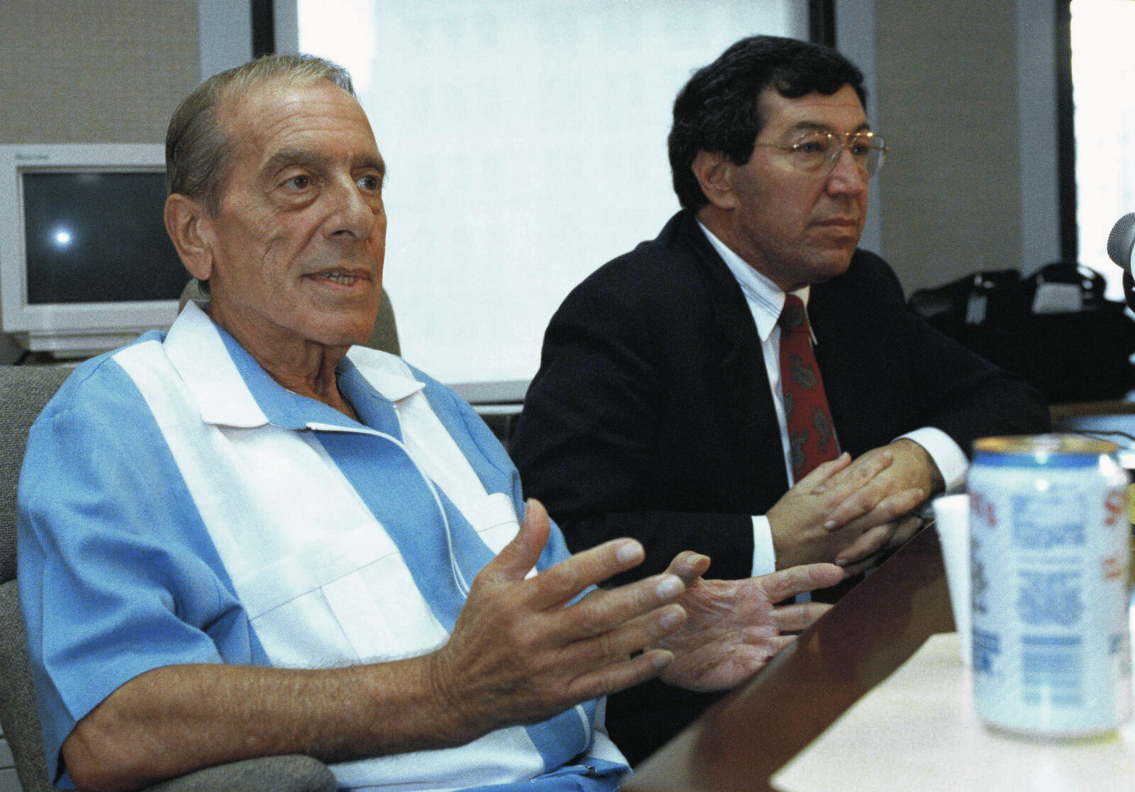 <b>SVEKKET:</b> En HIV-svekket Scarpa i retten sammen med sin advokat Gary Pillersdorf i 1992. <b>SVEKKET:</b> En HIV-svekket Scarpa i retten sammen med sin advokat Gary Pillersdorf i 1992.
