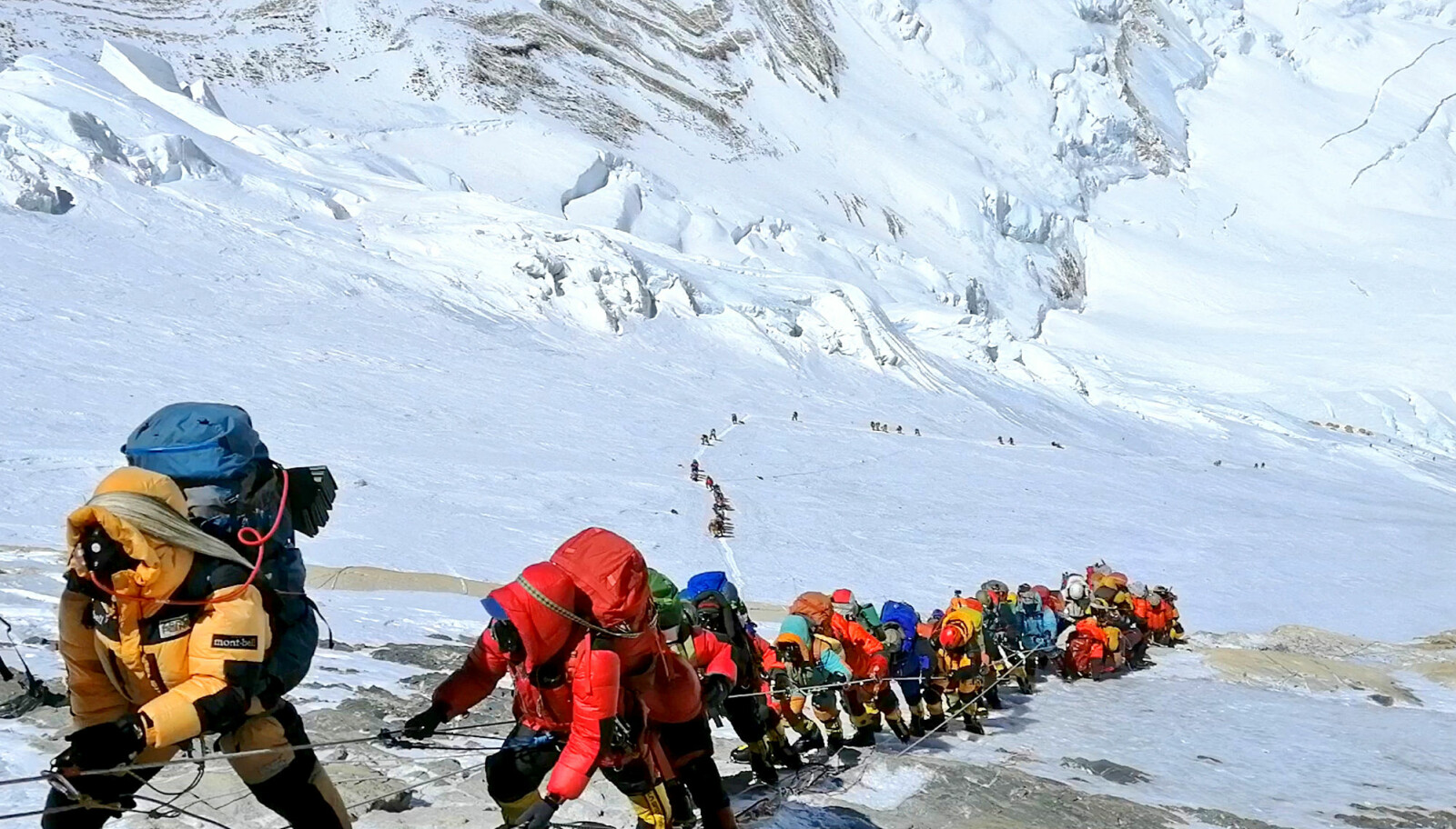 DØDSKØ: Dette bildet fra mai i år vider tydelig hvor mange som forsøker å nå toppen av Mount Everest. Mer enn 20 mennesker har dødd i forsøket på å bestige fjellet bare i år. DØDSKØ: Dette bildet fra mai i år vider tydelig hvor mange som forsøker å nå toppen av Mount Everest. Mer enn 20 mennesker har dødd i forsøket på å bestige fjellet bare i år.