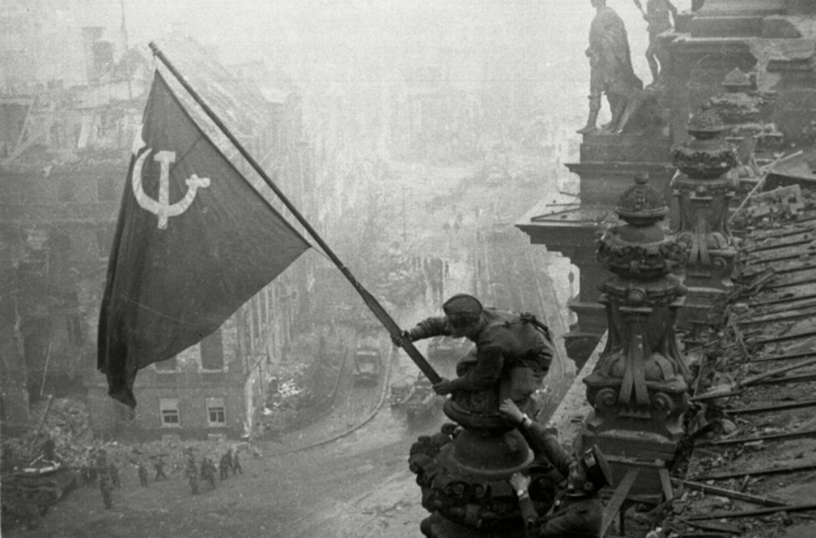 <b>BLODIG FREMMARSJ:</b> Michael Zjedanov trodde han var i mål da Den røde armé rykket inn i Berlin og heiste sovjet-flagget på riksdagsbygningen. <b>BLODIG FREMMARSJ:</b> Michael Zjedanov trodde han var i mål da Den røde armé rykket inn i Berlin og heiste sovjet-flagget på riksdagsbygningen.