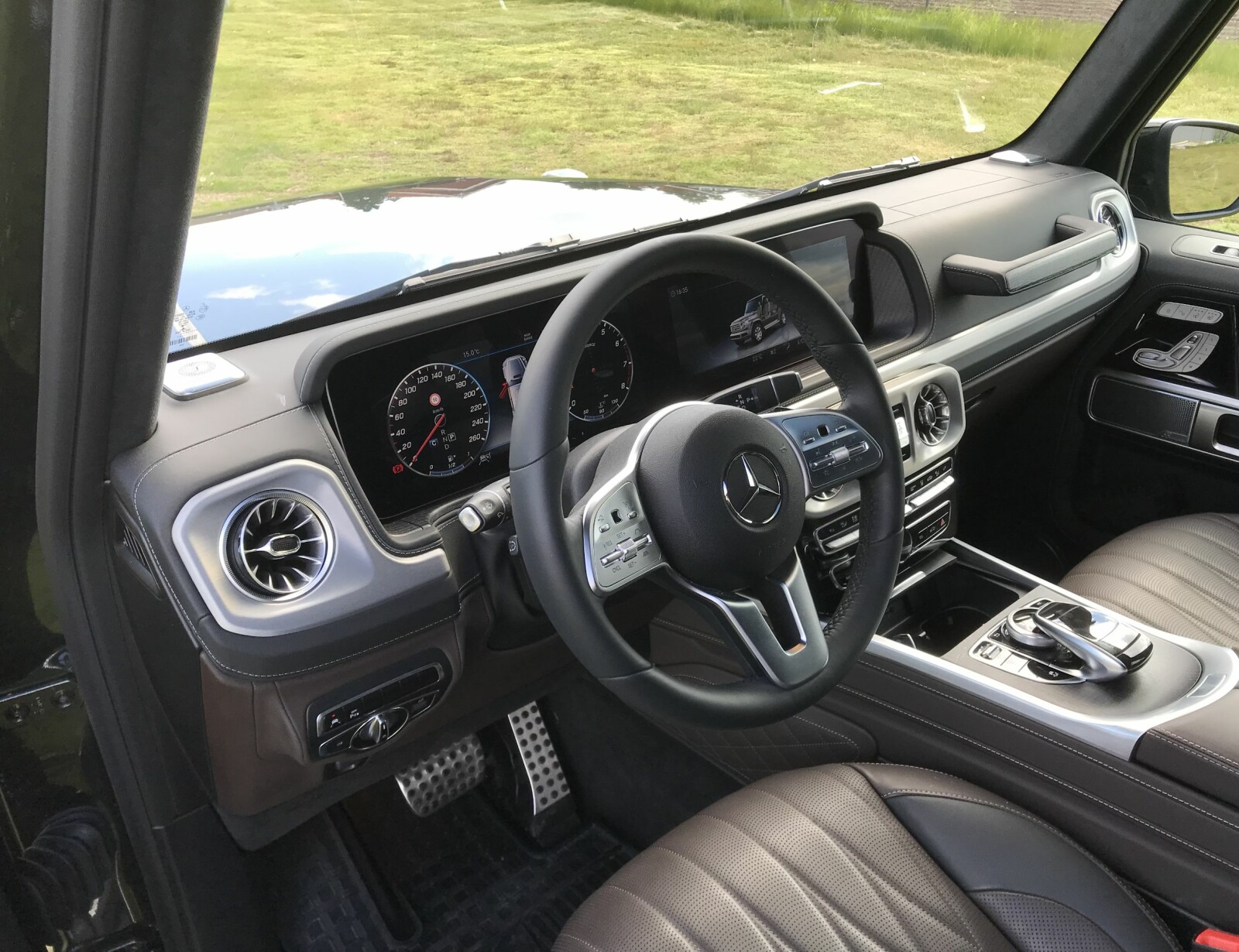 <b>FRA S-KLASSE:</b> Helt ny cockpit med brede skjermer som i S- og E-klasse. <b>FRA S-KLASSE:</b> Helt ny cockpit med brede skjermer som i S- og E-klasse.