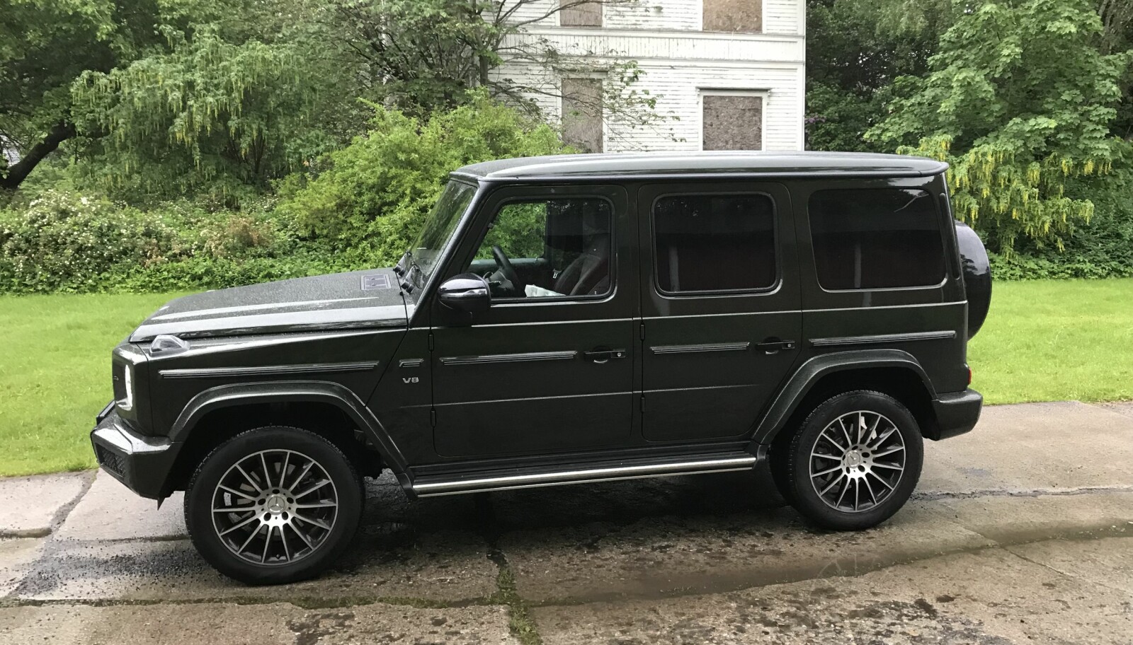 <b>KREFTER NOK: </b>Den fireliters V8-motoren med to turboer yter 422 hk, og den hjelper i høyeste grad til med å gi G-klasse en utrolig avslappet framferd. Lyden er av dyp, brummende bass. <b>KREFTER NOK: </b>Den fireliters V8-motoren med to turboer yter 422 hk, og den hjelper i høyeste grad til med å gi G-klasse en utrolig avslappet framferd. Lyden er av dyp, brummende bass.