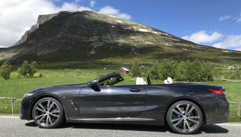 <b>SOMMER:</b> Taket betjenes elektrisk og kan åpnes/lukkes på 15 sekunder i hastigheter opp til 50 km/t. <b>SOMMER:</b> Taket betjenes elektrisk og kan åpnes/lukkes på 15 sekunder i hastigheter opp til 50 km/t.