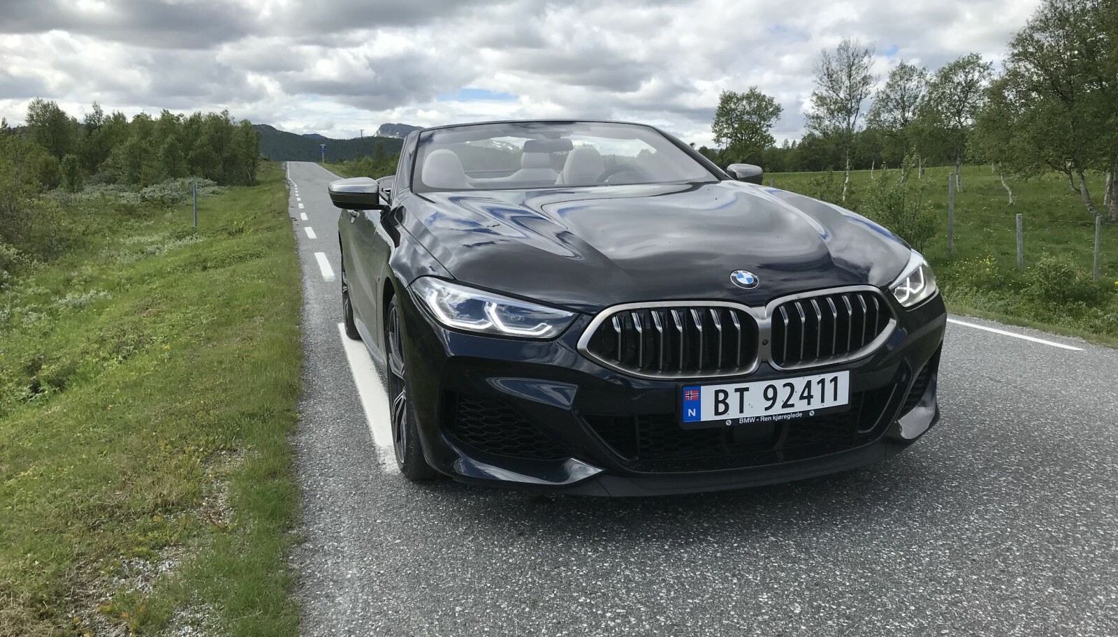 <b>TØFT:</b> BMW har fått mye kritikk for nyregrillen på nye 7-serie og X7. På 8-serie har mindre nyregrill og vi synes den kler bilen godt. <b>TØFT:</b> BMW har fått mye kritikk for nyregrillen på nye 7-serie og X7. På 8-serie har mindre nyregrill og vi synes den kler bilen godt.