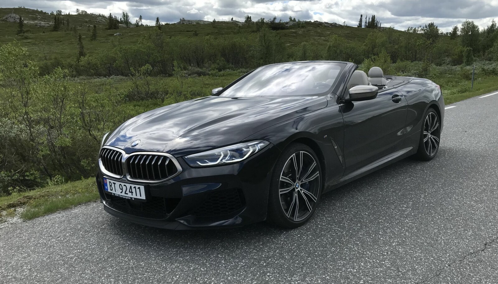 MILSLUKER: Under panseret sitter en 4,4-liters V8 twinturbo, samme motor som i M5. MILSLUKER: Under panseret sitter en 4,4-liters V8 twinturbo, samme motor som i M5.