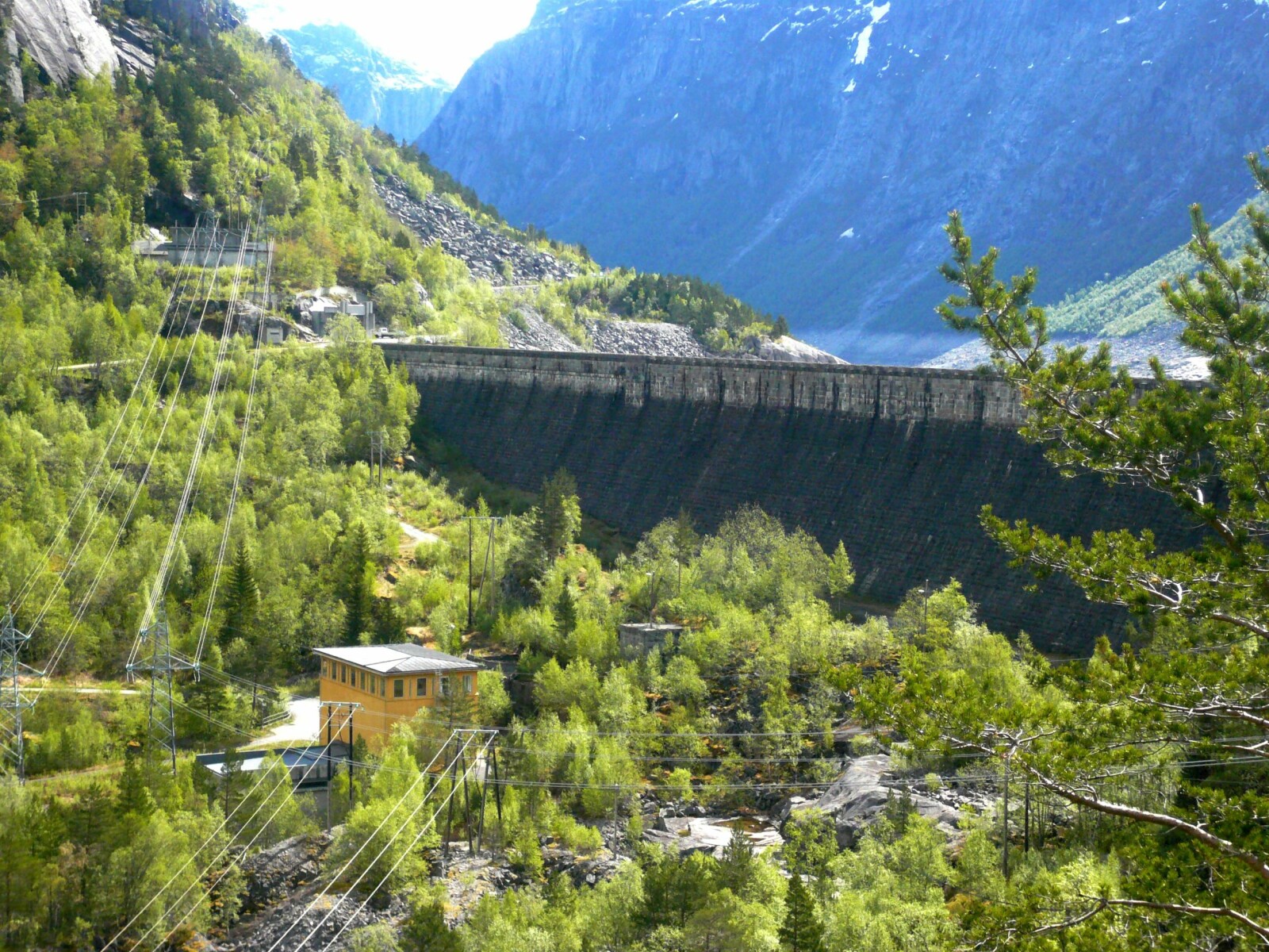 <b>MEKTIG SYN:</b> Kongen av demninger demmet opp Ringedalsvatnet i forbindelse med den samtidige utbyggingen av kraftanlegget i Tyssedal. Skjeggedal pumpestasjon i den gule bygningen. <b>MEKTIG SYN:</b> Kongen av demninger demmet opp Ringedalsvatnet i forbindelse med den samtidige utbyggingen av kraftanlegget i Tyssedal. Skjeggedal pumpestasjon i den gule bygningen.