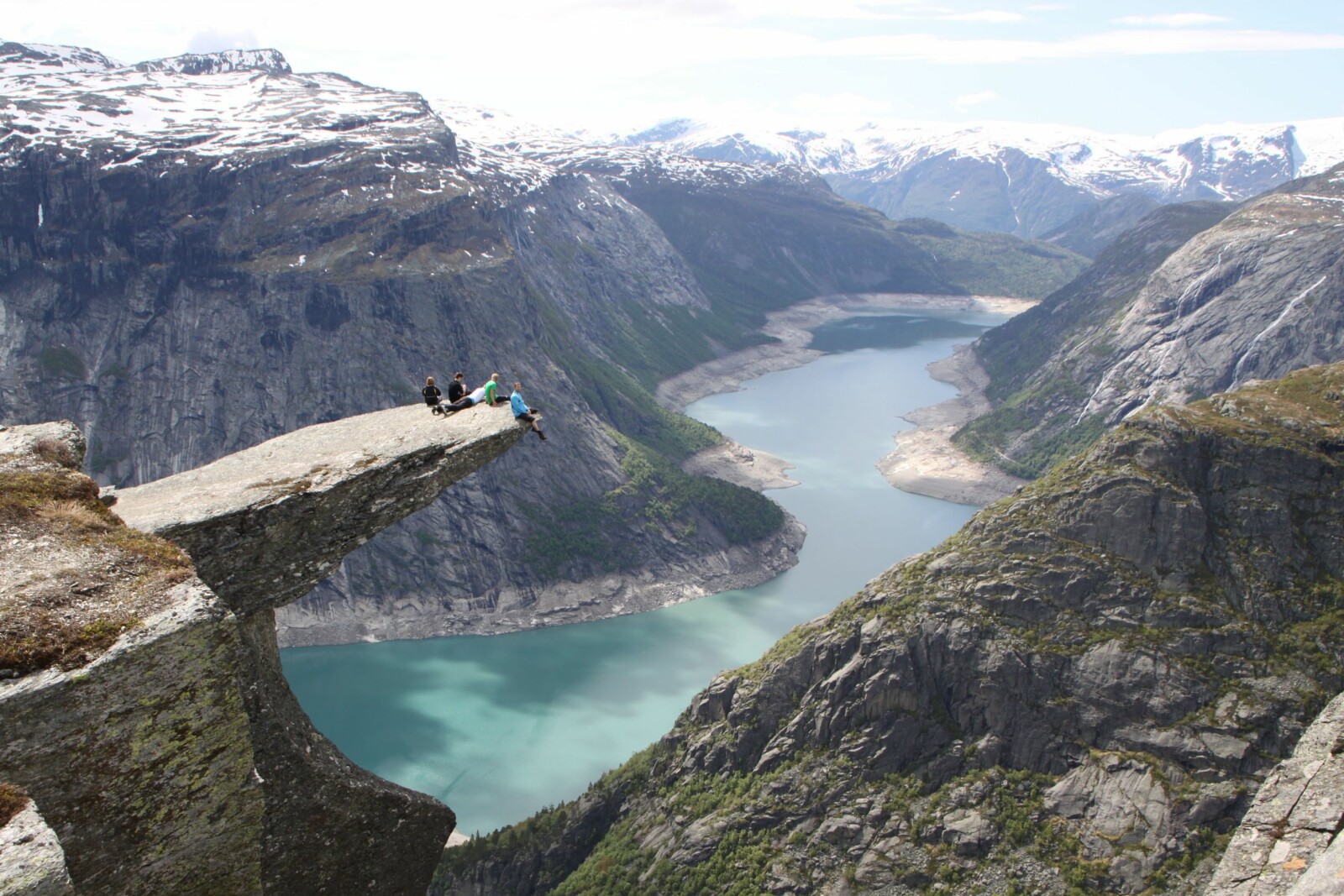 <b>KJENT ATTRAKSJON:</b> Cirka 700 meter over Ringedalsvatnet ligger Trolltunga. Fra den karakteristiske fjellformasjonen er det ikke mulig å se praktanlegget i enden av vannet. <b>KJENT ATTRAKSJON:</b> Cirka 700 meter over Ringedalsvatnet ligger Trolltunga. Fra den karakteristiske fjellformasjonen er det ikke mulig å se praktanlegget i enden av vannet.