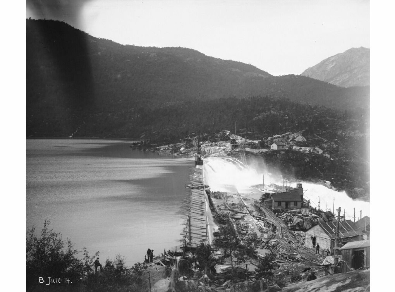 <b>LEVDE FARLIG:</b> Bildet viser en flom under byggingen i 1914. Man skulle tro de som holdt til i brakkene på nedsiden av demningen levde farlig. <b>LEVDE FARLIG:</b> Bildet viser en flom under byggingen i 1914. Man skulle tro de som holdt til i brakkene på nedsiden av demningen levde farlig.