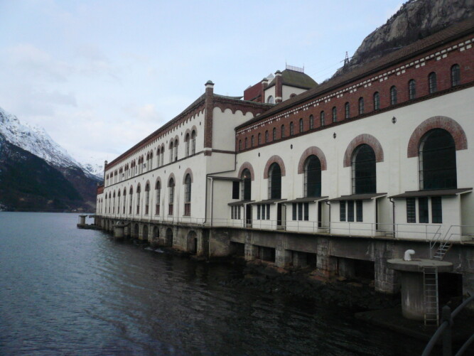 <b>KRAFTANLEGG:</b> Da de to arkitektene Thorvald Astrup <br/>og Victor Nordan fikk i oppdrag å tegne Tyssedal kraftanlegg hentet de inspirasjon fra italienske kirker og katedraler. Tyssedal kraftanlegg var i drift frem til 1989 og ble i 2000 fredet av riksantikvaren som det første komplette kraftverket i Norge. <b>KRAFTANLEGG:</b> Da de to arkitektene Thorvald Astrup <br/>og Victor Nordan fikk i oppdrag å tegne Tyssedal kraftanlegg hentet de inspirasjon fra italienske kirker og katedraler. Tyssedal kraftanlegg var i drift frem til 1989 og ble i 2000 fredet av riksantikvaren som det første komplette kraftverket i Norge.