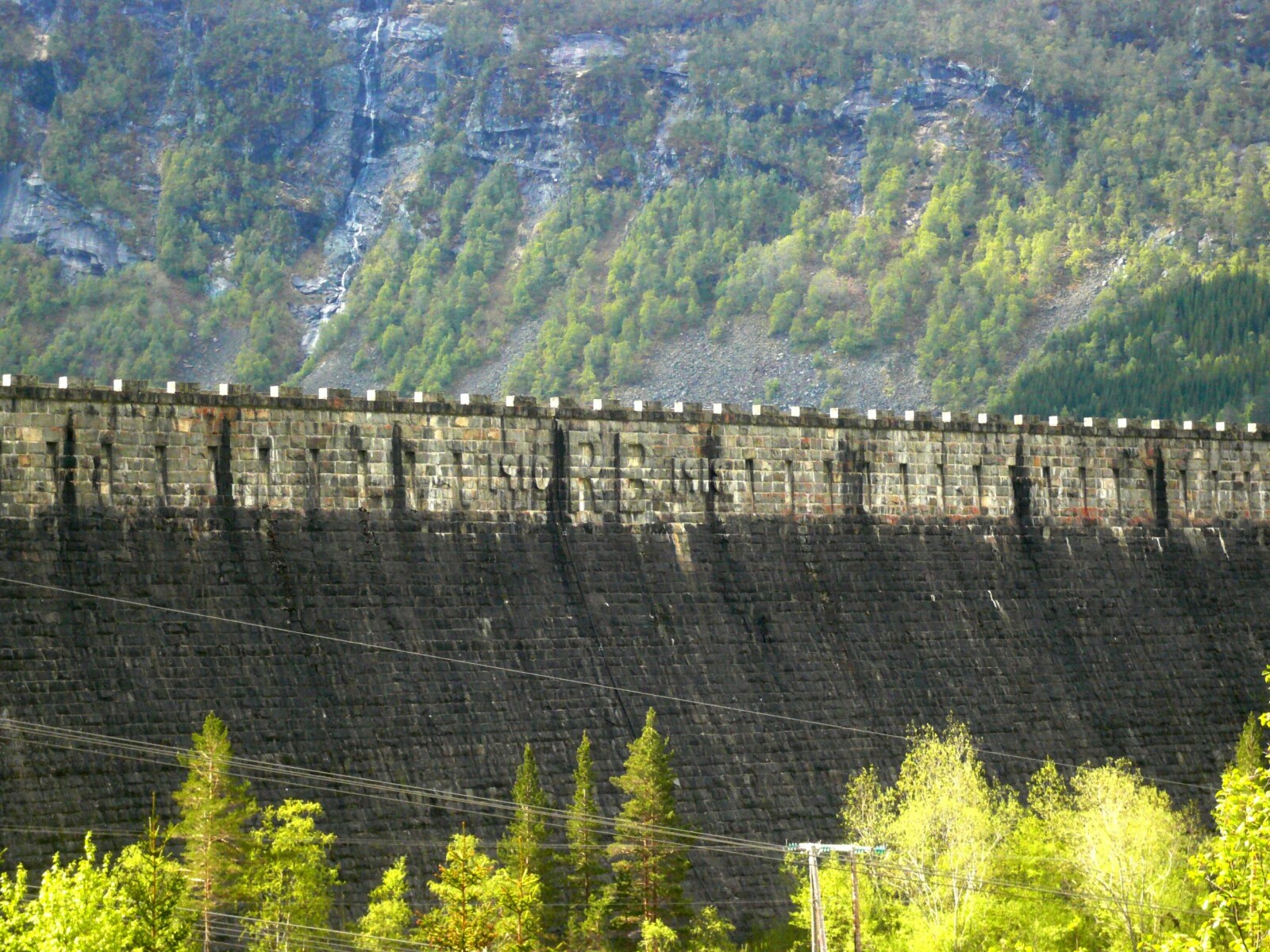 <b>PRAKTVERK:</b> En skulle nesten ikke tro at en så vakker naturperle egentlig er et norsk industrieventyr. Legge merke til de store bokstavene R og B, for Ragnvald Blakstad, mannen som tok over som generaldirektør i Tyssefaldene AS etter Sam Eyde. <b>PRAKTVERK:</b> En skulle nesten ikke tro at en så vakker naturperle egentlig er et norsk industrieventyr. Legge merke til de store bokstavene R og B, for Ragnvald Blakstad, mannen som tok over som generaldirektør i Tyssefaldene AS etter Sam Eyde.