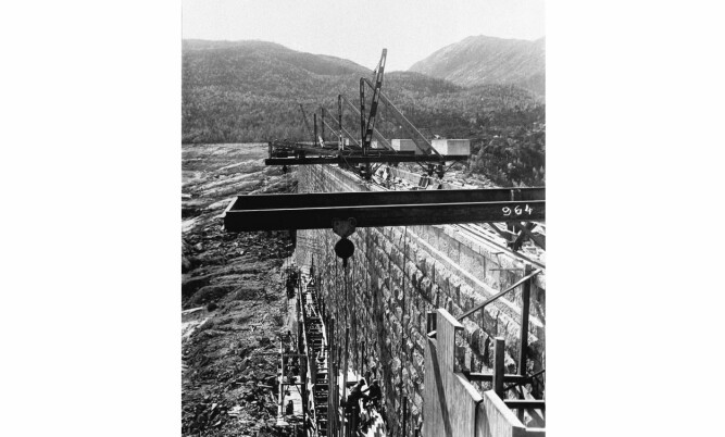 <b>DEMNINGEN BLIR BYGGET:</b> Bildet er fra 1914 og viser støping og tetting av innsiden av demningen. <b>DEMNINGEN BLIR BYGGET:</b> Bildet er fra 1914 og viser støping og tetting av innsiden av demningen.