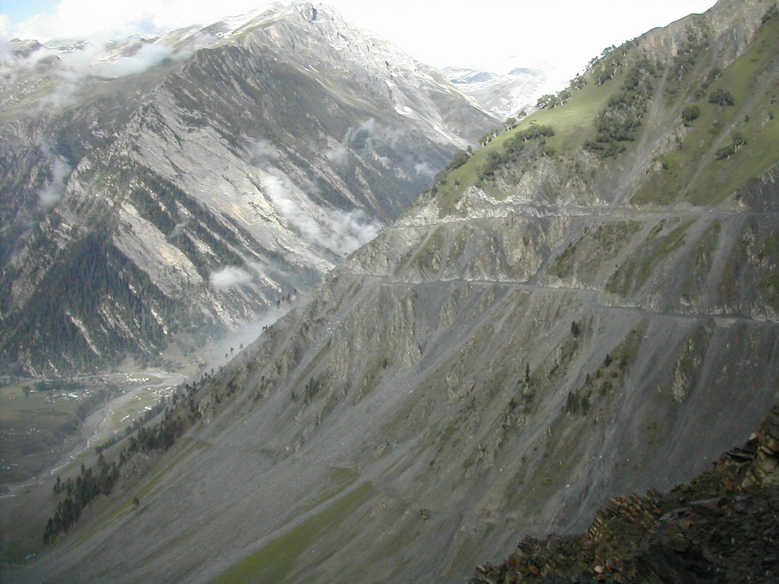 <b><SPAN CLASS=BOLD><STRONG>FARLIG:</b></strong> </span>Zoij La er et fjellpass mange har slitt med å komme over. Veien er bratt, smal og tar deg høyt til fjells. For ikke å snakke om farene for jord- og snøras. <b><SPAN CLASS=BOLD><STRONG>FARLIG:</b></strong> </span>Zoij La er et fjellpass mange har slitt med å komme over. Veien er bratt, smal og tar deg høyt til fjells. For ikke å snakke om farene for jord- og snøras.