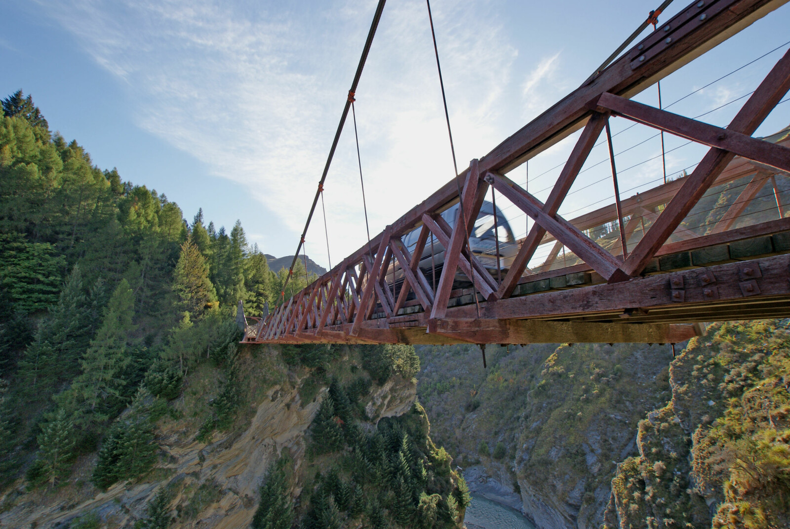 <b><SPAN CLASS=BOLD><STRONG>GULLGRAVERVEIEN:</b></strong></span> Skippers Canyon Road på New Zealand ble opprinnelig laget for å frakte utstyr og gullgravere inn til Skippers Canyon. <b><SPAN CLASS=BOLD><STRONG>GULLGRAVERVEIEN:</b></strong></span> Skippers Canyon Road på New Zealand ble opprinnelig laget for å frakte utstyr og gullgravere inn til Skippers Canyon.