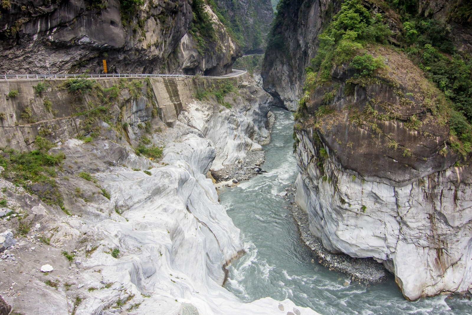 <b><SPAN CLASS=BOLD><STRONG>TURISTMÅL:</b></strong></span> Inn til nasjonalparken Taroko i Taiwan går det en vei som mange nordmenn trolig ikke vil kalle livsfarlig, men mer en turistattraksjon. <b><SPAN CLASS=BOLD><STRONG>TURISTMÅL:</b></strong></span> Inn til nasjonalparken Taroko i Taiwan går det en vei som mange nordmenn trolig ikke vil kalle livsfarlig, men mer en turistattraksjon.