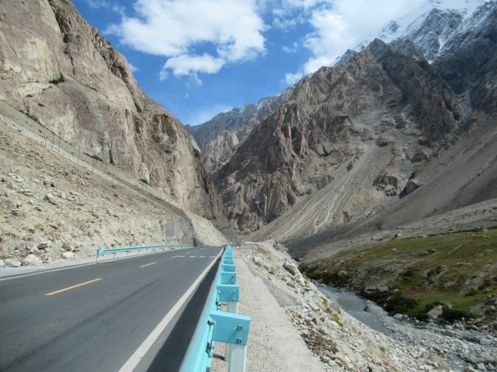 <b>FARLIG:</b> Karakoram Highway når en høyde på 4.714 meter, som i seg selv er en påkjenning for kroppen. <b>FARLIG:</b> Karakoram Highway når en høyde på 4.714 meter, som i seg selv er en påkjenning for kroppen.