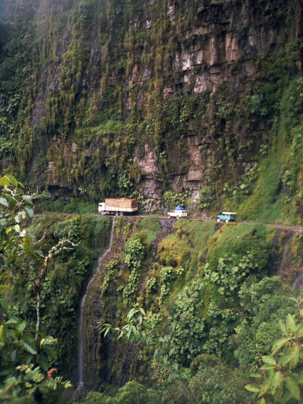 <b><SPAN CLASS=BOLD><STRONG>DØDSVEIEN:</b></strong> </span>Yungasveien eller North Yungas Road i Bolivia har årlig krevd mange hundrede menneskeliv. Nå finnes det en alternativ vei, men mange turister tar likevel den ekstremt farlig veien. <b><SPAN CLASS=BOLD><STRONG>DØDSVEIEN:</b></strong> </span>Yungasveien eller North Yungas Road i Bolivia har årlig krevd mange hundrede menneskeliv. Nå finnes det en alternativ vei, men mange turister tar likevel den ekstremt farlig veien.