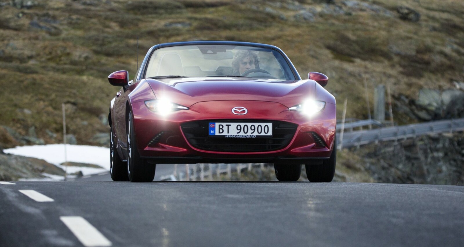 <b>MAZDA MX-5:</b> Kjøreglede handler ikke om antall hestekrefter, men mer om følelsen av at bil og fører er ett. På Fylkesveg 55 er japaneren til under en halv million kroner essensen av sportsbil. <b>MAZDA MX-5:</b> Kjøreglede handler ikke om antall hestekrefter, men mer om følelsen av at bil og fører er ett. På Fylkesveg 55 er japaneren til under en halv million kroner essensen av sportsbil.
