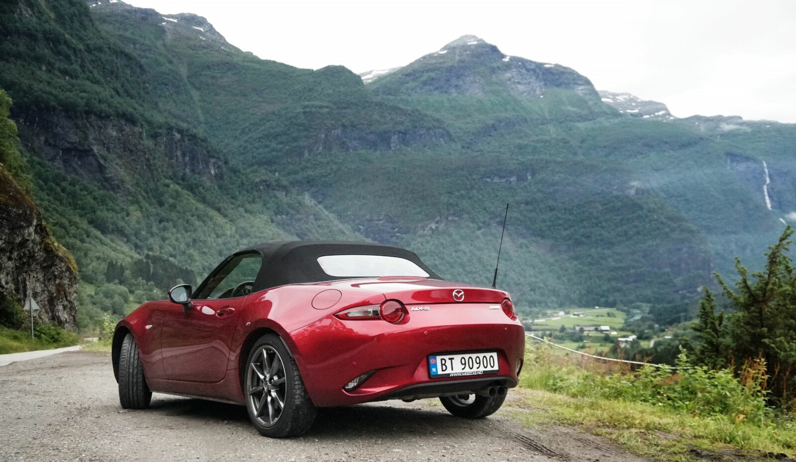 <b>LAVT UNDER TAKET:</b> Ikke noe fiksfakseri med løst tak, og noe man bare har over hodet i nødsfall. Uten tak er Mazda MX-5 essensen av en sportsbil. <b>LAVT UNDER TAKET:</b> Ikke noe fiksfakseri med løst tak, og noe man bare har over hodet i nødsfall. Uten tak er Mazda MX-5 essensen av en sportsbil.