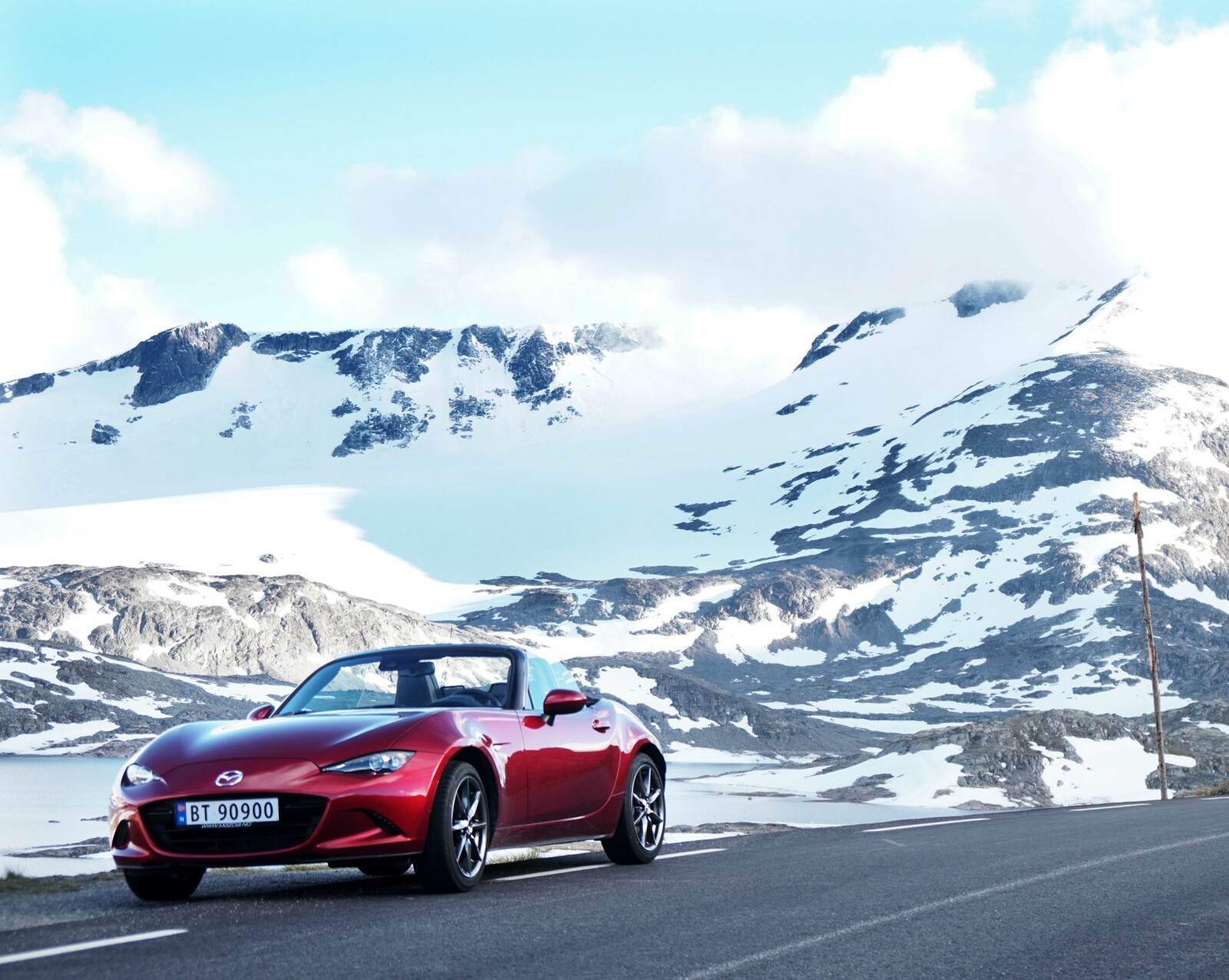 <b>FANARÅKEN:</b> Storslått norsk natur er ypperlig ramme for å gjenvinne fatning og fred etter å ha forsert Fylkesvei 55 med en Mazda MX-5 <b>FANARÅKEN:</b> Storslått norsk natur er ypperlig ramme for å gjenvinne fatning og fred etter å ha forsert Fylkesvei 55 med en Mazda MX-5