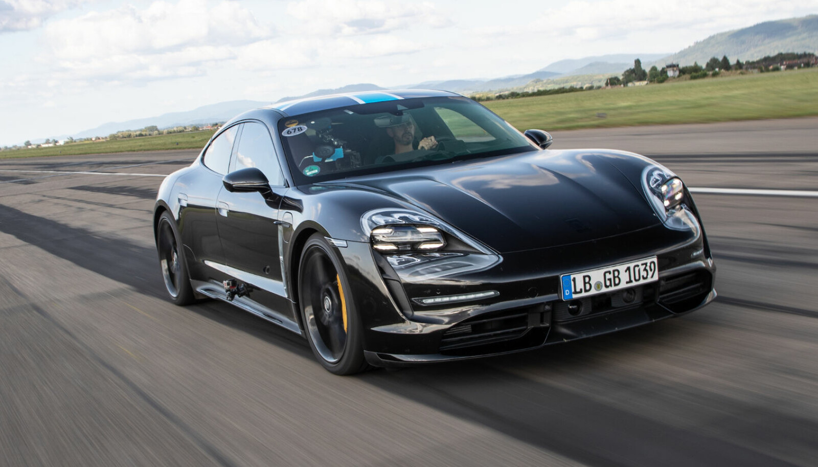 <b>TAYCAN: </b>Porsche tar egenskapene fra racerbanen med ut på gata. Det kan bli spennende. 0-200 km/t går unna på 9,8 sekunder. <b>TAYCAN: </b>Porsche tar egenskapene fra racerbanen med ut på gata. Det kan bli spennende. 0-200 km/t går unna på 9,8 sekunder.