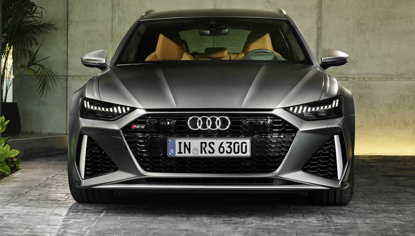 <b>AUDI RS6 AVANT: </b>Gigantiske luftinntak i den nytegnede RS-støtfangeren. Designerne har hentet inspirasjon fra supersportsbilen R8. <b>AUDI RS6 AVANT: </b>Gigantiske luftinntak i den nytegnede RS-støtfangeren. Designerne har hentet inspirasjon fra supersportsbilen R8.