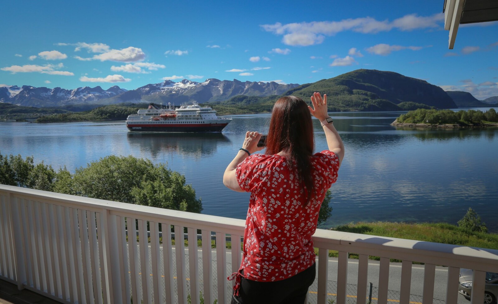 <b><SPAN CLASS=BOLD>SKJØNNHETER:</b></span> Slik ser det ut når Eva Olesdatter Rendal (48) står hjemme på verandaen og filmer hurtigruteskipet Finnmarken når det passerer like nord for Ørnes. Mobilsnutten legges ut på Hurtigrutens Venner på Facebook og er blitt en daglig attraksjon for mange. <b><SPAN CLASS=BOLD>SKJØNNHETER:</b></span> Slik ser det ut når Eva Olesdatter Rendal (48) står hjemme på verandaen og filmer hurtigruteskipet Finnmarken når det passerer like nord for Ørnes. Mobilsnutten legges ut på Hurtigrutens Venner på Facebook og er blitt en daglig attraksjon for mange.