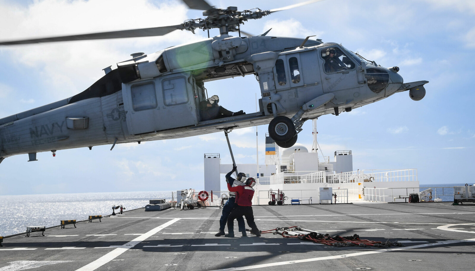 <b>PLATTFORM:</b> Et MH-60S Sea Hawk-helikopter i aksjon over dekket på USNS Comfort. <b>PLATTFORM:</b> Et MH-60S Sea Hawk-helikopter i aksjon over dekket på USNS Comfort.