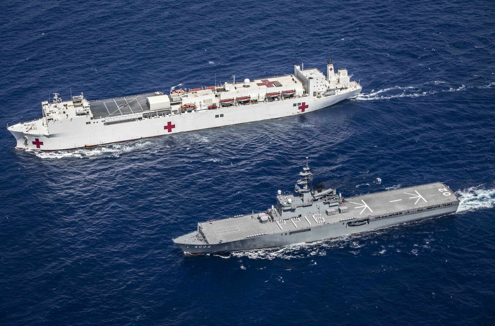 <b>ØVELSE: </b>Det japanske krigsskipet JS Shimokita går ved siden av hospitalskipet USNS Mercy (underveis til et oppdrag under Pacific Partnership 2016, i Da Nang, Vietnam. <b>ØVELSE: </b>Det japanske krigsskipet JS Shimokita går ved siden av hospitalskipet USNS Mercy (underveis til et oppdrag under Pacific Partnership 2016, i Da Nang, Vietnam.