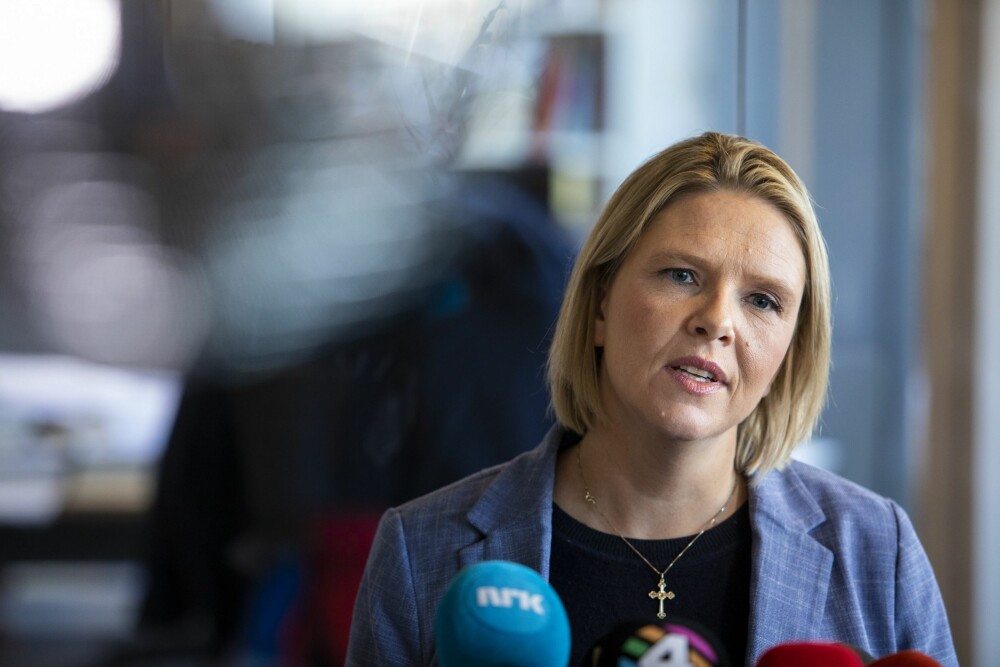 <b><SPAN CLASS=BOLD>RØD KLUT 1:</b></span> Ifølge Sylvi Listhaug er kirken i stor grad har blitt en oppbevaringsplass for gamle travere fra bistandsbransjen og venstresiden. Hennes bruk av korset har provosert motstanderne. <b><SPAN CLASS=BOLD>RØD KLUT 1:</b></span> Ifølge Sylvi Listhaug er kirken i stor grad har blitt en oppbevaringsplass for gamle travere fra bistandsbransjen og venstresiden. Hennes bruk av korset har provosert motstanderne.
