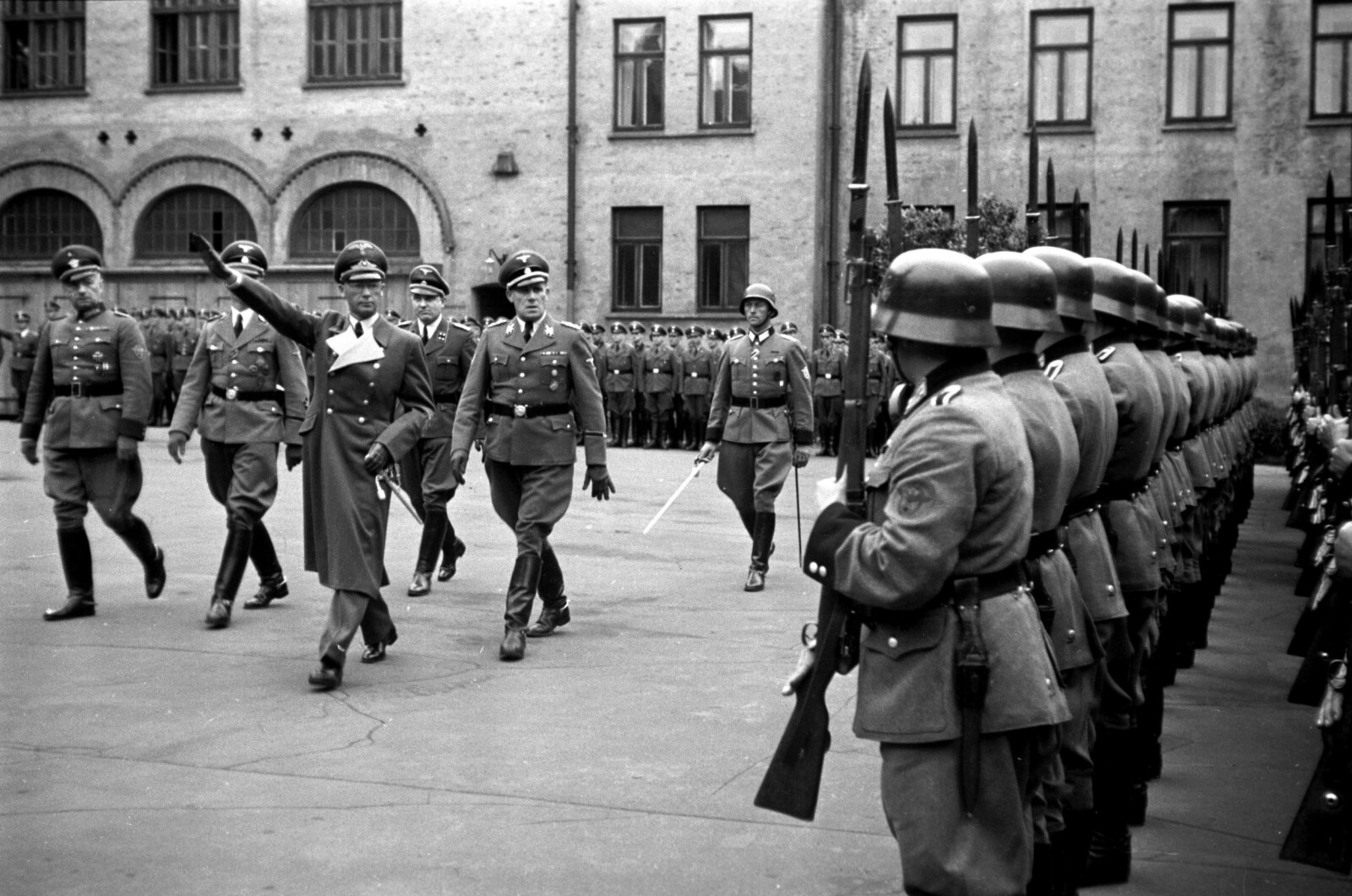 <b>PARADEDOLK:</b> Rikskommissær Josef Terboven under utdeling av jernkorset til to Gestapo-soldater på Majorstuen skole i Oslo i juni 1942. Til høyre for Terboven går Gestapo-sjef Wilhelm Rediess som Terboven sprenge seg i luften sammen med. <b>PARADEDOLK:</b> Rikskommissær Josef Terboven under utdeling av jernkorset til to Gestapo-soldater på Majorstuen skole i Oslo i juni 1942. Til høyre for Terboven går Gestapo-sjef Wilhelm Rediess som Terboven sprenge seg i luften sammen med.