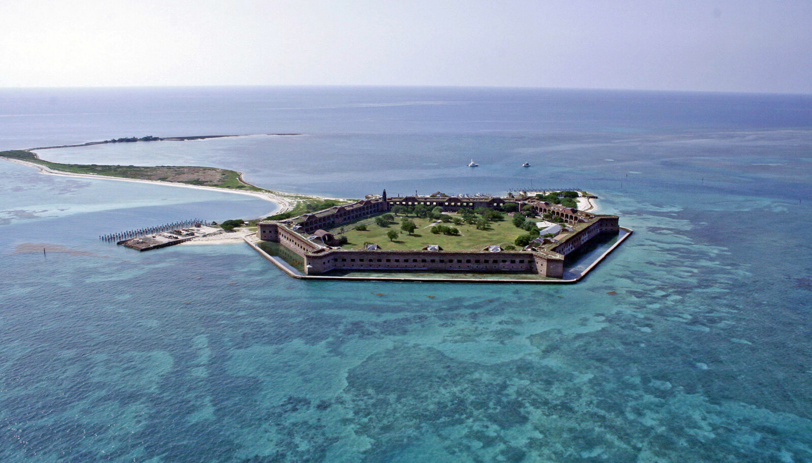 <b>TEGLSTEIN: </b>Fort Jefferson er en del av Dry Tortugas nasjonalpark. Fort Jefferson ble påbegynt i 1846 og består av mer enn 16 millioner teglstein. <b>TEGLSTEIN: </b>Fort Jefferson er en del av Dry Tortugas nasjonalpark. Fort Jefferson ble påbegynt i 1846 og består av mer enn 16 millioner teglstein.