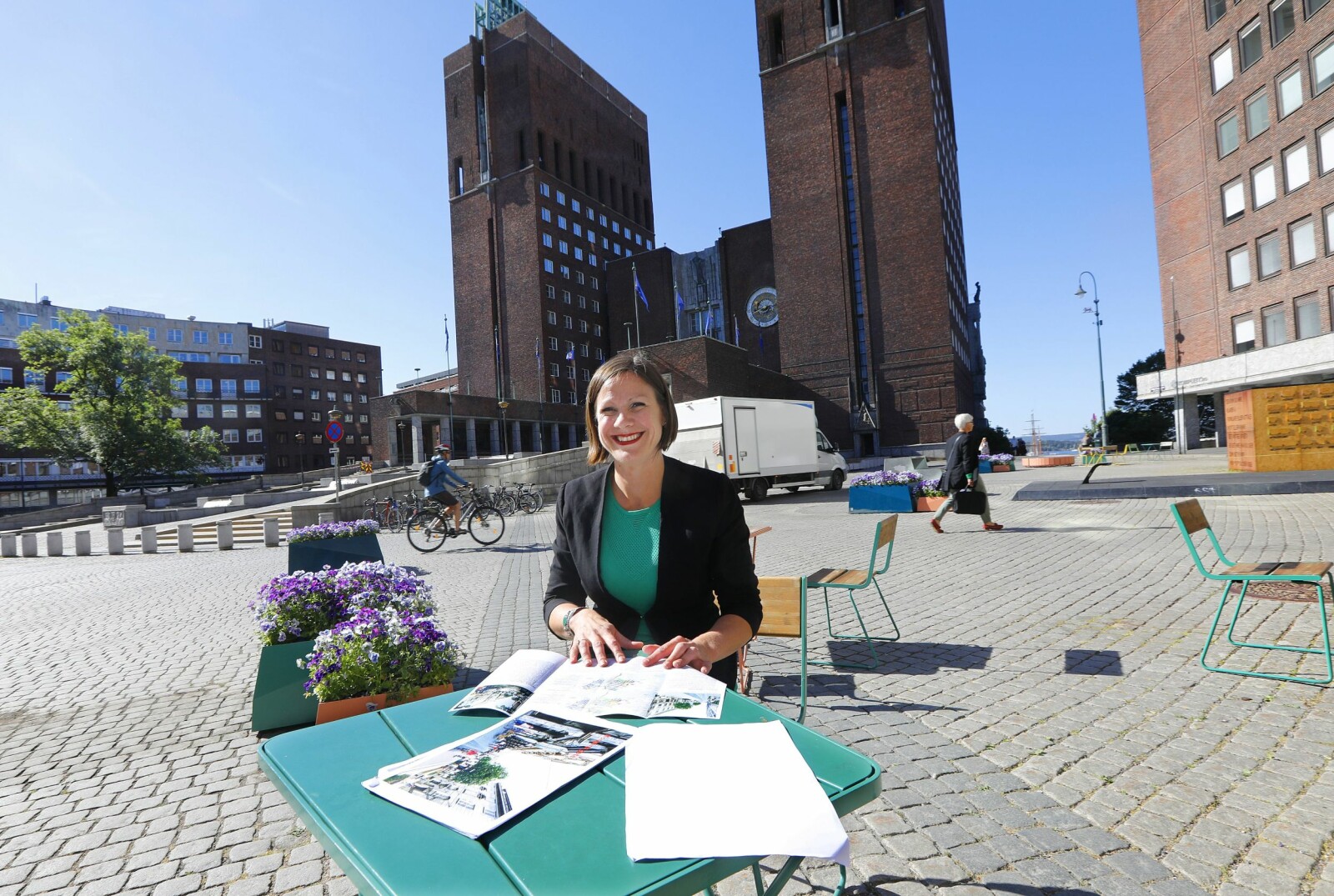 <b>YRENDE:</b> Nå som sentrum er tømt, har byråd for byutvikling Hanna E. Marcussen kastet blikket utenfor bykjernen, på jakt etter enda flere parkeringsplasser å fjerne. Her er hun fotografert i yrende og bilfritt byliv bak rådhuset. <b>YRENDE:</b> Nå som sentrum er tømt, har byråd for byutvikling Hanna E. Marcussen kastet blikket utenfor bykjernen, på jakt etter enda flere parkeringsplasser å fjerne. Her er hun fotografert i yrende og bilfritt byliv bak rådhuset.