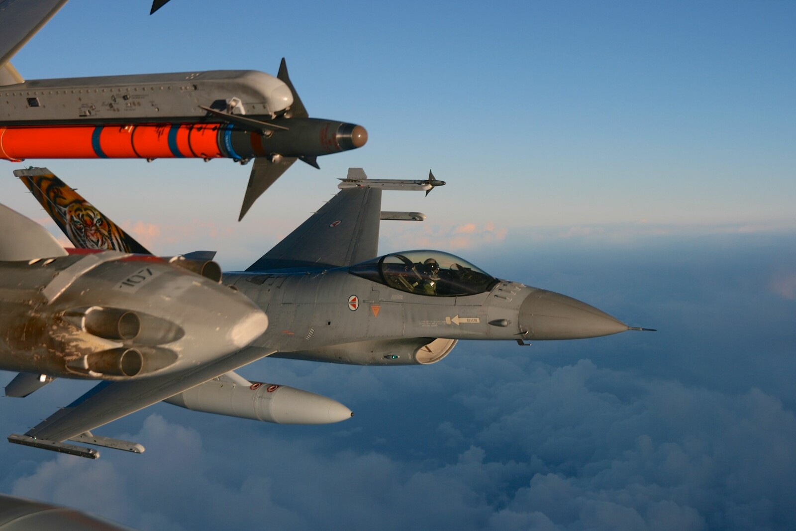 <b><SPAN CLASS=BOLD>SIKKER:</b></span> F-16 hadde dårlig ulykkesstatistikk på 1980-tallet. Siden 1989 har ingen omkommet i en F-16 selv om flyet har deltatt i tre væpnede konflikter. <b><SPAN CLASS=BOLD>SIKKER:</b></span> F-16 hadde dårlig ulykkesstatistikk på 1980-tallet. Siden 1989 har ingen omkommet i en F-16 selv om flyet har deltatt i tre væpnede konflikter.